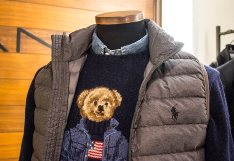 Manlig skyltdocka med jacka och tröja från Polo Ralph Lauren.