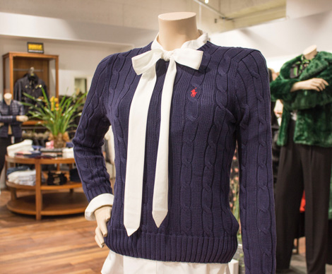 Kvinnlig skyltdocka med tröja från Polo Ralph Lauren.